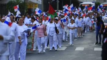 Marcha de enfermeras en la ciudad de Panamá.