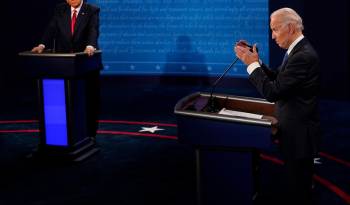 Fotografía de archivo del entonces candidato Demócrata y actual presidente Joe Biden (d) junto al expresidente Donald Trump (i).