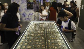 Público asiste a la inauguración de una exposición de arte.