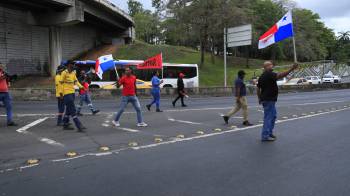Obreros del Suntracs marchan por las calles de ciudad de Panamá.