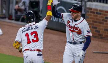 El venezolano Ronald Acuna Jr. (i), jardinero de los Bravos de Atlanta.