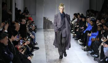 Una modelo presenta una creación de Yohji Yamamoto para la colección Prêt-à-porter masculino Otoño-Invierno 2024/2025.