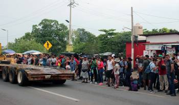 Migrantes de diversas nacionalidades caminan en caravana este lunes para dirigirse a la frontera con Estados Unidos.
