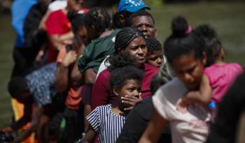 Foto de archivo de migrantes caminando hacia la Estación de Recepción Migratoria (ERM) de Lajas Blancas, luego de atravesar por varios días la selva del Darién (Panamá).