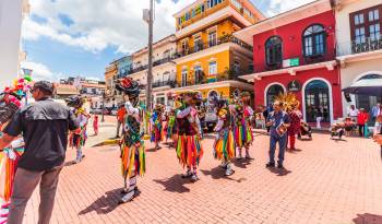 Turistas disfrutan de las actividades turísticas en el Casco Antiguo.