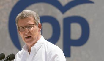 El líder del conservador Partido Popular, Alberto Núñez Feijóo, durante el acto final de campaña de su formación para las elecciones europeas este viernes en Barcelona (España).