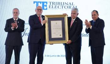 Mulino recibió las credenciales del magistrado presidente del TE, Alfredo Juncá.
