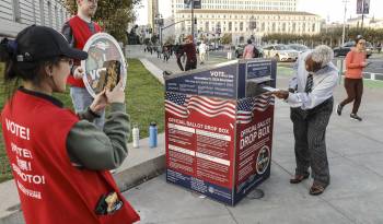 Votantes emiten sus votos en una urna el día de las elecciones fuera del Ayuntamiento de San Francisco, California.