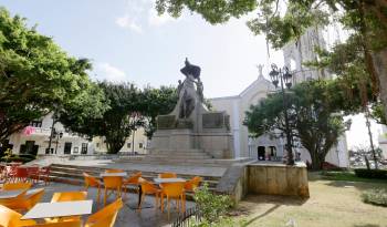 La estatua de Simón Bolívar frente al Palacio de Bolívar, sede de la Cancillería de Panamá.