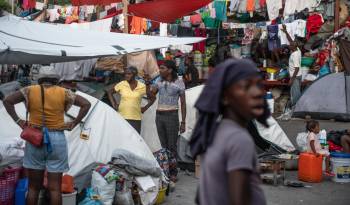 Fotografía de archivo que muestra desplazados por la violencia de las pandillas en un refugio temporal en Puerto Príncipe (Haití).