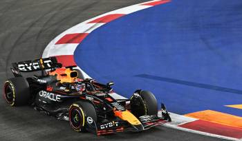 Max Verstappen conduciendo el monoplaza de Red Bull durante el Gran Premio de Singapur.