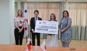 En la actividad se dio la firma del contrato de donación y entrega de los cheques al Club Rotario de Panamá.