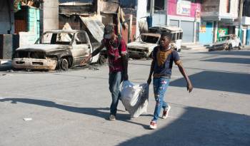 Los residentes abandonan sus hogares mientras la violencia de las pandillas se intensifica en Puerto Príncipe, Haití.