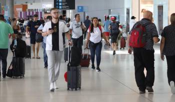 Pasajeros se movilizan dentro de las instalaciones del Aeropuerto Internacional de Tocumen.