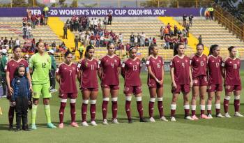 Jugadoras de Venezuela forman en un partido del grupo D de la Copa Mundial Femenina sub-20 en el estadio de Techo en Bogotá, Colombia.