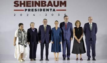 (De izquierda a derecha) la abogada mexicana Ernestina Godoy Ramos (Asesora Legal), Alicia Bárcena Ibarra (Secretaria de Medio Ambiente y Recursos Naturales), Juan Ramón de la Fuente (Ministro de Relaciones Exteriores de México), la Presidenta electa de México, Claudia Sheinbaum, Marcelo Ebrard Casaubon (Secretario de Economía), Rosaura Ruiz Gutiérrez (Secretaria de Ciencia, Humanidades, Tecnología e Innovación) y Julio Berdegue Sacristán (Secretario de Agricultura y Desarrollo Rural) posan durante la presentación de la primera etapa del nuevo gabinete en el Museo de Economía en la Ciudad de México a 20 de junio de 2024.