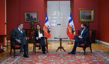 El presidente Gabriel Boric (d) durante una reunión con el embajador de Chile en Venezuela, Jaime Gazmuri (i), y la subsecretaria de Relaciones de Relaciones Exteriores, Gloria de la Fuente (c), este sábado en el palacio de La Moneda, en Santiago (Chile).