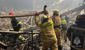 Los rescatistas recogían los escombros en busca de más víctimas del fuego causado por los terroristas.