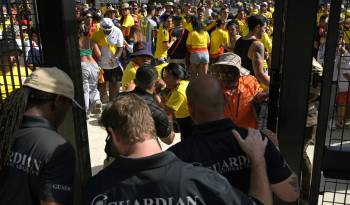 Aficionados sin entradas ingresaron al estadio para ver la final de la Copa América 2024.
