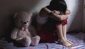 Expertos en temas de niñez y adolescencia rechazan iniciativa que promueve reducción de las penas por abuso sexual.