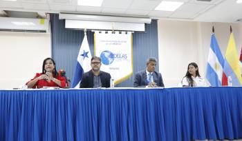 Durante la conferencia de prensa para anunciar la reactivación del proceso electoral, la gente se manifestó fuera de la universidad.