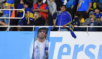 Aficionados de Boca Juniors aún recuerdan la importante figura deportiva de Diego Maradona.