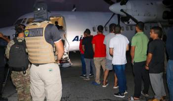 Los 30 colombianos, entre ellos dos mujeres, fueron llevados esposados en horas de la madrugada en un autobús hasta el aeropuerto de Albrook.