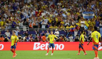 Jugadores colombianos luego de la derrota ante Argentina en la final de la Copa América.