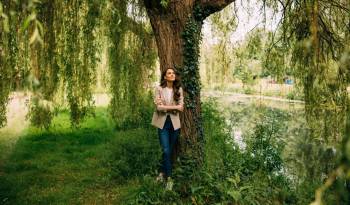 La princesa de Gales, Kate Middleton, posa junto a un árbol, en su residencia de Windsor.