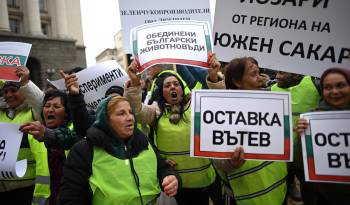 Los agricultores sostienen pancartas que dicen Renuncia, durante una protesta frente al Consejo de Ministros en Sofía, Bulgaria, el 13 de febrero de 2024.