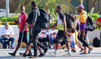 Migrantes permanecen en las principales plazas en la ciudad de Tapachula.