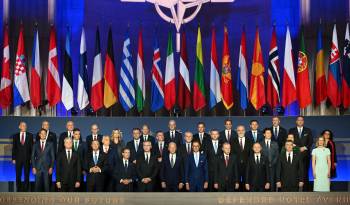 Los líderes de la OTAN posan para una foto familiar durante la celebración del 75 aniversario de la OTAN en el Auditorio Mellon en Washington.