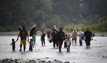 Migrantes cruzan el río Turquesa,en Darién (Panamá), en una fotografía de archivo.