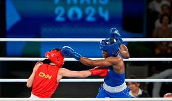 Li Qian (i.) y Atheyna Bylon en un combate durante los Juegos Olímpicos París 2024.