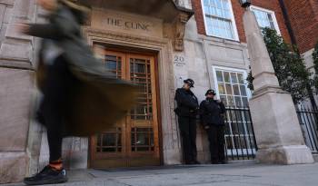 Agentes de policía hacen guardia frente a la Clínica London en Londres el 26 de enero de 2024.