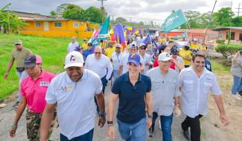 Roux realizó un recorrido en la comunidad de Puerto Escondido en el distrito de Cristóbal, en la provincia de Colón, en compañía de su candidato a la vicepresidencia, José Isabel Blandón.