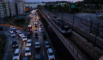 Vista de la Línea 1 del Metro de Panamá por Ojo de Agua próximo a la estación San Isidro.