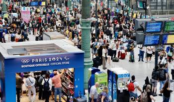 Pasajeros esperan en la estacion de Gare du Nord en París este viernes.