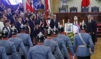El presidente de Chile, Gabriel Boric, y los expresidentes Eduardo Frei Ruiz-Tagle y Michelle Bachelet acompañan el féretro con el cuerpo del expresidente Sebastián Piñera.