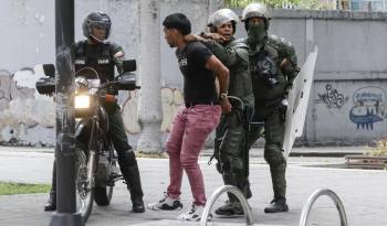 Integrantes de la Guardia Nacional Bolivariana detienen a un manifestante opositor este martes 30 de julio de 2024 en Caracas (Venezuela).