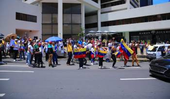 Mientras los venezolanos en Panamá votan en la embajada líderes políticos panameños expresan su solidaridad con ellos.