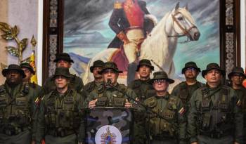 El ministro de Defensa de Venezuela, Vladimir Padrino López (centro), habla durante una conferencia de prensa en Caracas el 30 de julio de 2024.