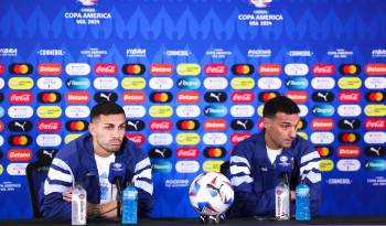 Leandro Paredes (i.) y Lionel Scaloni (d.) durante la conferencia de prensa previo al Argentina-Canadá.