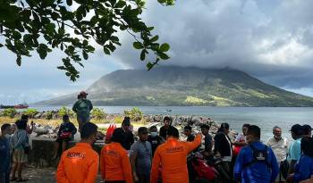 El volcán siguió en actividad este jueves y el aeropuerto internacional Sam Ratulangi, en la ciudad de Manado, a 100 km del lugar, tuvo que cerrar.