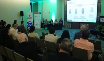 Laura Benegas, del Catie, y Karima Lince, directora nacional de Seguridad Hídrica de MiAmbiente, durante su participación en el primer Congreso Nacional de Cuencas Hidrográficas.