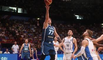 El jugador esloveno Luka Doncic (c) entra a canasta durante el preolímpico que se disputa en El Pireo, Atenas.