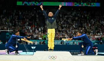 Simone Biles reconoce la medalla de oro de la brasileña Rebeca Andrade.