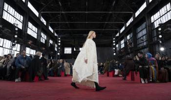 Una modelo camina por la pasarela de la colección Otoño/Invierno 2024 de Gabriela Hearst durante la Semana de la Moda de Nueva York, el 13 de febrero de 2024 en la ciudad de Nueva York.