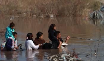 Más riesgos para migrantes en la frontera de México por el agua que EE.UU. cede al río Bravo