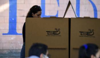 Una mujer vota durante las elecciones presidenciales y legislativas en un colegio electoral de San Salvador el 4 de febrero de 2024.